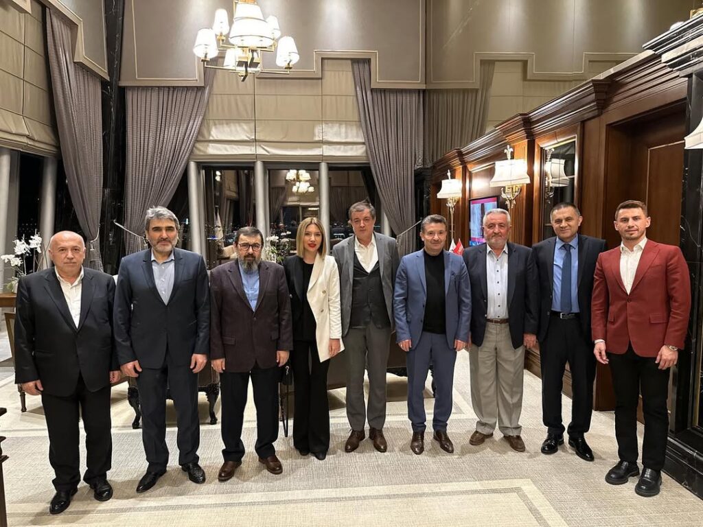 yönetim kurulumuz, sabri Özcan bey’in ev sahipliğinde iftar programında bir araya geldi. yönetim kurulumuz, sabri Özcan bey’in ev sahipliğinde iftar programında bir araya geldi.